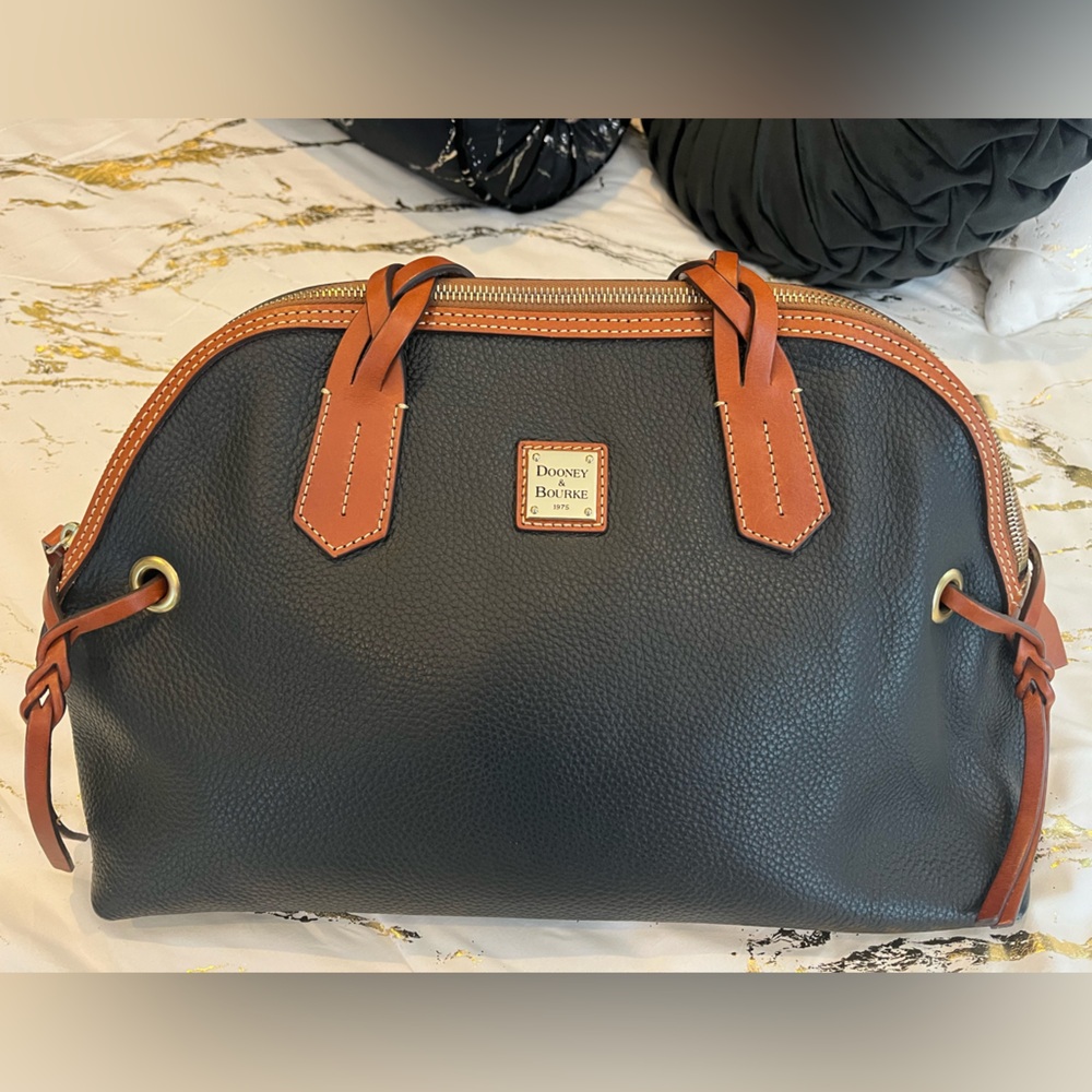 Vintage Dooney and Bourke Leather Large Black handbag, brown leather trim/straps